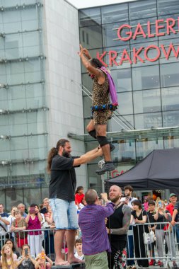 Cracow, Malopolska, Polonya - 09.06.2023: Sokak Tiyatrosu Festivali. Uluslararası yıllık etkinlik. Bay Copini Hiszpania, Kahraman. ULICA Sokak Tiyatrosu Festivali. Yüksek kalite fotoğraf