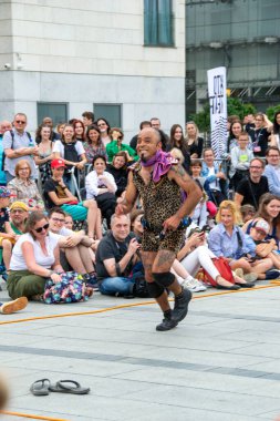 Cracow, Malopolska, Polonya - 09.06.2023: Sokak Tiyatrosu Festivali. Uluslararası yıllık etkinlik. Bay Copini Hiszpania, Kahraman. ULICA Sokak Tiyatrosu Festivali. Yüksek kalite fotoğraf