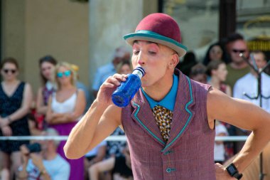 Cracow Malopolska, Polonya - 09.06.2023: Sokak Tiyatrosu Festivali. Uluslararası yıllık etkinlik. Hugo Miro Hiszpania: St. Wojciech Yüksek Kaliteli Fotoğraf Kilisesi 'nin yanından HUGO Ana Pazar Meydanı