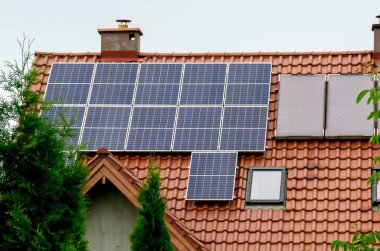 Çatı ve duvar resimlerinde modern güneş panelleri olan tarihi çiftlik evi