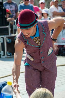 Cracow, Malopolska, Polonya - 09.06.2023: Sokak Tiyatrosu Festivali. Uluslararası yıllık etkinlik. Hugo Miro Hiszpania HUGO St. Wojciech Yüksek Kaliteli Fotoğraf Kilisesi 'nin yanından Ana Pazar Meydanı