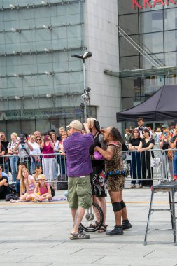 Cracow, Malopolska, Polonya - 09.06.2023: Sokak Tiyatrosu Festivali. Uluslararası yıllık etkinlik. Bay Copini Hiszpania, Kahraman. ULICA Sokak Tiyatrosu Festivali. Yüksek kalite fotoğraf