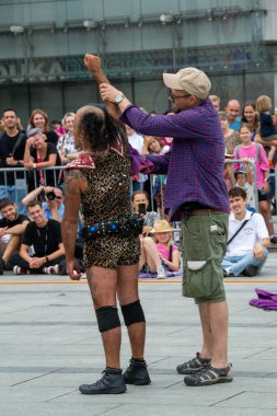 Cracow, Malopolska, Polonya - 09.06.2023: Sokak Tiyatrosu Festivali. Uluslararası yıllık etkinlik. Bay Copini Hiszpania, Kahraman. ULICA Sokak Tiyatrosu Festivali. Yüksek kalite fotoğraf