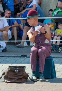 Cracow, Malopolska, Polonya - 09.06.2023: Sokak Tiyatrosu Festivali. Uluslararası yıllık etkinlik. Hugo Miro Hiszpania HUGO St. Wojciech Yüksek Kaliteli Fotoğraf Kilisesi 'nin yanından Ana Pazar Meydanı