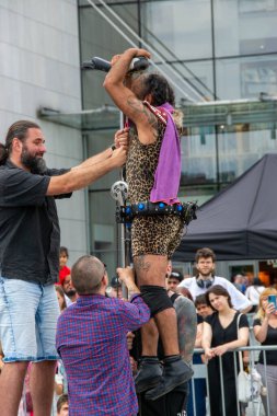 Cracow, Malopolska, Polonya - 09.06.2023: Sokak Tiyatrosu Festivali. Uluslararası yıllık etkinlik. Bay Copini Hiszpania, Kahraman. ULICA Sokak Tiyatrosu Festivali. Yüksek kalite fotoğraf