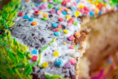 Geleneksel Paskalya bayramı masasında ev yapımı paskalya pastası servis ediliyor. Üzerine renkli serpintiler serpiştirilmiş bir pasta. Yüksek kalite fotoğraf