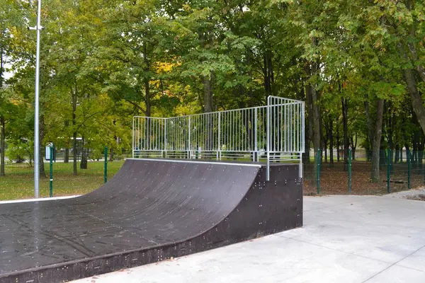 Skatepark Ράμπες Στο Πάρκο Φθινόπωρο Υψηλής Ποιότητας Φωτογραφία — Φωτογραφία Αρχείου