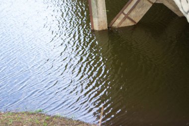 Yaz doğası. Nehrin kıyısındaki yaya köprüsü. Yeşil ağaçlar. Manzara. Yüksek kalite fotoğraf