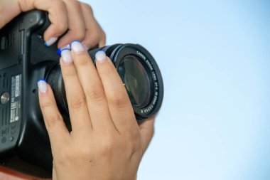 Kamerayla fotoğraf çeken genç bir fotoğrafçı. Yüksek kalite fotoğraf