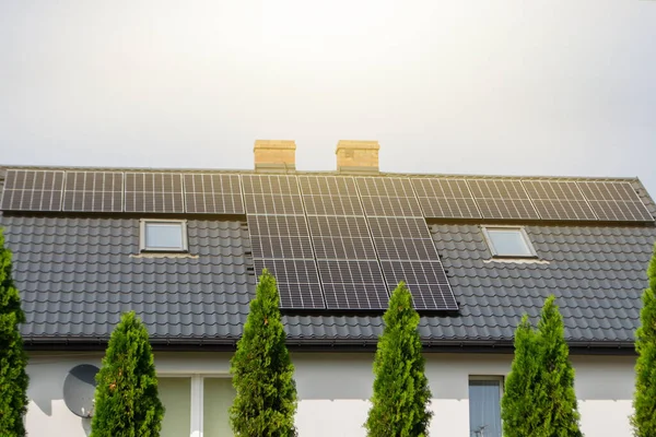 太阳能发电在屋顶上的标准房子 太阳能电池板 光伏组件 为蓝天背景的生命创造绿色能源 高质量的照片 — 图库照片#