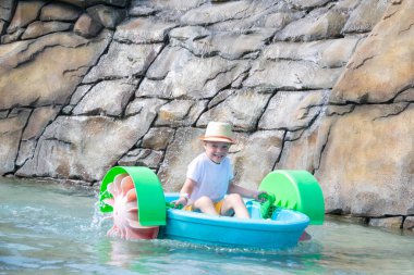 Küçük yakışıklı kıvırcık çocuk sporla meşgul, çocuk rafting ile meşgul, salda kürek çeken çocuk ya da katamaran. Yüksek kalite fotoğraf