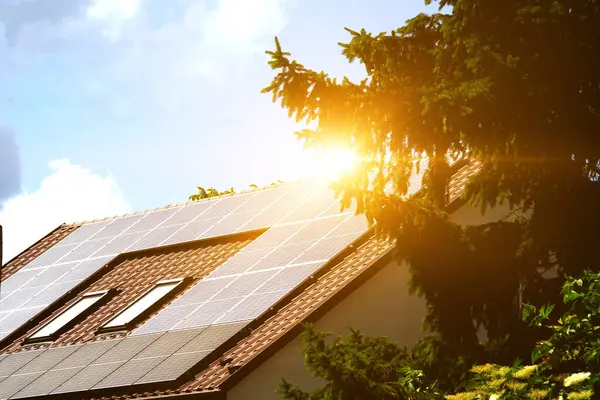 太阳能发电在屋顶上的标准房子 太阳能电池板 光伏组件 为蓝天背景的生命创造绿色能源 高质量的照片 — 图库照片#