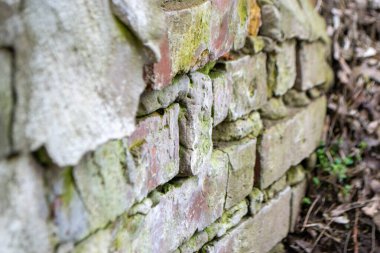 2020 'de Romanya' nın Targoviste kentindeki lunaparkta çocuklar dönme dolapta zincirlerle, atlıkarınca kayak broşürleriyle eğleniyorlardı. Yüksek kalite fotoğraf