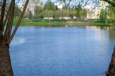 2020 'de Romanya' nın Targoviste kentindeki lunaparkta çocuklar dönme dolapta zincirlerle, atlıkarınca kayak broşürleriyle eğleniyorlardı. Yüksek kalite fotoğraf