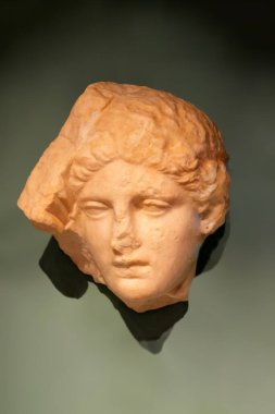 Ünlü Yunan roması beyaz arka planda izole edilmiş çift cinsiyetli heykel fotoğrafını kopyalıyor. Yüksek kalite fotoğraf