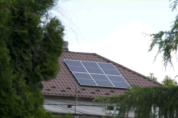 在屋顶上安装太阳能电池 屋顶上的太阳能电池板古老的农舍 屋顶和墙上都有现代太阳能电池板 高质量的照片 — 图库照片#