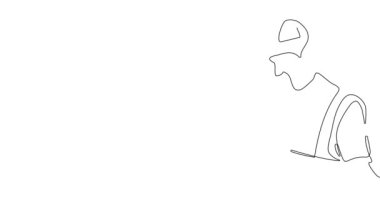 Mühendis inşaat alanında ölçüm yapıyor. Coğrafyacılar büyük inşaat projelerine girişmeden önce kesin ölçümler yaparlar. Peyzaj tasarımı kavramı. Yüksek kalite 4k görüntü