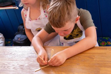 Mutfakta ahşap tokası ve aşçı şapkası olan bebek aşçı. Yüksek kalite fotoğraf