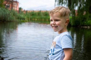 Yakışıklı genç, mavi gökyüzünde uçurtmayı denize fırlatıyor. Yaklaş. Yüksek kalite fotoğraf