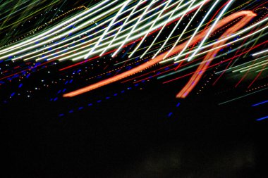 Renkli izlerden ya da ışık yörüngesinden gelen desenli soyut bulanık arkaplan. Soyut renkli ışık deseni uzun pozlama. Yüksek kalite fotoğraf