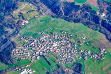 Hava aracı Ziefen 'in İsviçre köyünün panorama görüntüsünü çekti. İHA 'dan yeşil alan manzarası, güzel şarap bağları, şarap üzümü tarımı. Yüksek kalite fotoğraf