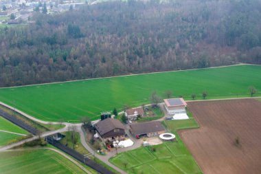Hava aracı Ziefen 'in İsviçre köyünün panorama görüntüsünü çekti. İHA 'dan yeşil alan manzarası, güzel şarap bağları, şarap üzümü tarımı. Yüksek kalite fotoğraf