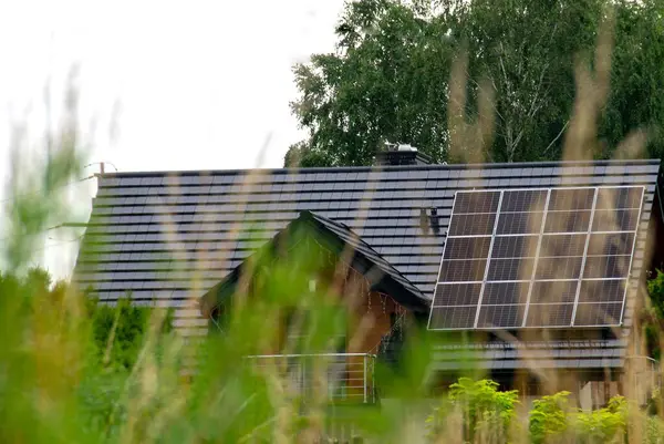 Çatı ve duvar resimlerinde modern güneş panelleri olan tarihi çiftlik evi