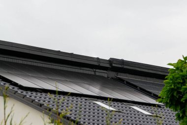 Çatı ve duvar resimlerinde modern güneş panelleri olan tarihi çiftlik evi