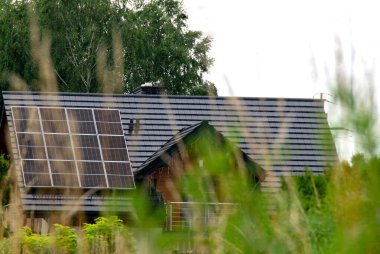 Çatı ve duvar resimlerinde modern güneş panelleri olan tarihi çiftlik evi