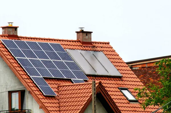 Çatı ve duvar resimlerinde modern güneş panelleri olan tarihi çiftlik evi