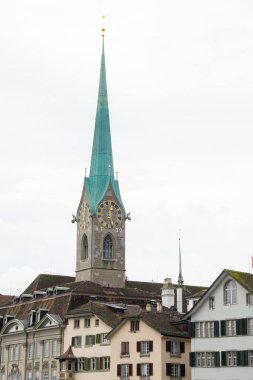 Zürih 'in Eski Şehir mimarisinin Aare Nehri, Zürih, İsviçre üzerindeki Untertorbryukke köprüsü manzarası. Yüksek kalite fotoğraf