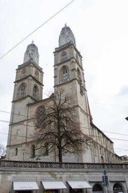 Zürih 'in Eski Şehir mimarisinin Aare Nehri, Zürih, İsviçre üzerindeki Untertorbryukke köprüsü manzarası. Yüksek kalite fotoğraf