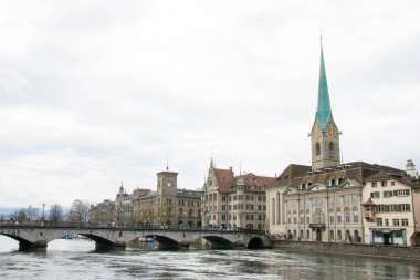 Zürih 'in Eski Şehir mimarisinin Aare Nehri, Zürih, İsviçre üzerindeki Untertorbryukke köprüsü manzarası. Yüksek kalite fotoğraf