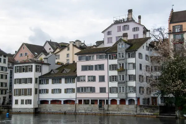 瑞士苏黎世Aare河上的苏黎世旧城建筑与Untertorbryukke桥的风景夏景 高质量的照片 — 图库照片