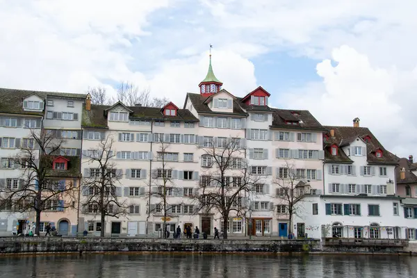瑞士苏黎世Aare河上的苏黎世旧城建筑与Untertorbryukke桥的风景夏景 高质量的照片 — 图库照片