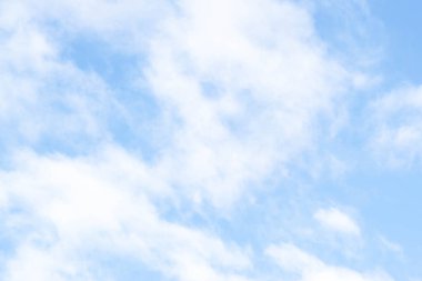 Gökyüzünde uçan beyaz yolcu uçağı arka planda inanılmaz bulutlar, hava taşımacılığı ile seyahat ediyor. Yüksek kalite fotoğraf