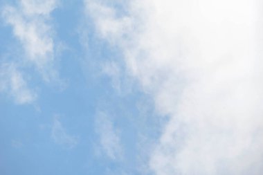 Gökyüzünde uçan beyaz yolcu uçağı arka planda inanılmaz bulutlar, hava taşımacılığı ile seyahat ediyor. Yüksek kalite fotoğraf