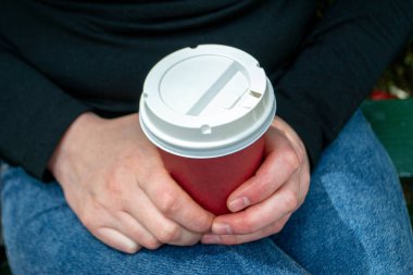 Bir çift sıcak kahve fincanı. Kadın eli, beyaz arka planda tek kullanımlık kapaklı kahve fincanı tutuyor. Kırpma yolu ile izole edilmiş. Yüksek kalite fotoğraf