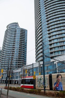 Bulutlu bir günde bina, Torontp 'taki Cullinan binası, W-Hotel Hongkong, yüksek sınıf yerleşim alanı, Cullinan, ikizler mimarisi, tarihi yerleşim yeri. Yüksek kalite fotoğraf