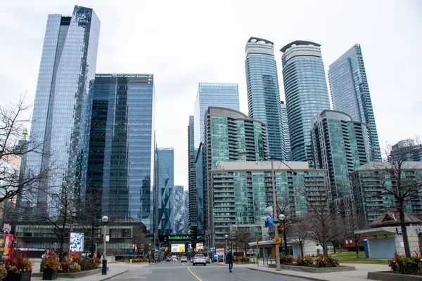 Bulutlu bir günde bina, Torontp 'taki Cullinan binası, W-Hotel Hongkong, yüksek sınıf yerleşim alanı, Cullinan, ikizler mimarisi, tarihi yerleşim yeri. Yüksek kalite fotoğraf