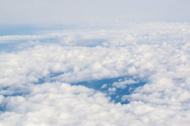 Gökyüzünde uçan beyaz yolcu uçağı arka planda inanılmaz bulutlar, hava taşımacılığı ile seyahat ediyor. Yüksek kalite fotoğraf