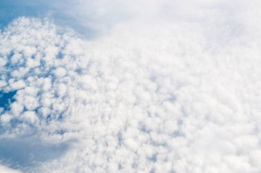 Gökyüzünde uçan beyaz yolcu uçağı arka planda inanılmaz bulutlar, hava taşımacılığı ile seyahat ediyor. Yüksek kalite fotoğraf