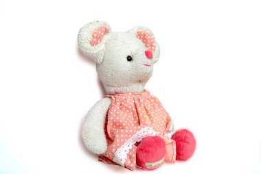 Beyaz arka planda oturan pembe elbiseli tığ işi bir fare. Yeni yıl kartı için bir yer. Beyaz arka planda izole edilmiş sevimli beyaz fare bebeği. Dekoratif için sevimli bir oyuncak.