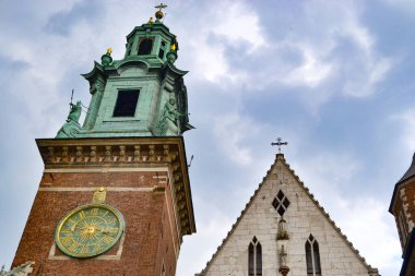 Güzel Krakow pazar meydanı. Soluk renkler. Güzel giyimli atları olan klasik arabalar Avrupa 'nın eski sokaklarında Krakow' un tarihi merkezinde insanlara biniyor.