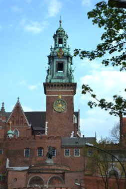 Güzel Krakow pazar meydanı. Soluk renkler. Güzel giyimli atları olan klasik arabalar Avrupa 'nın eski sokaklarında Krakow' un tarihi merkezinde insanlara biniyor.