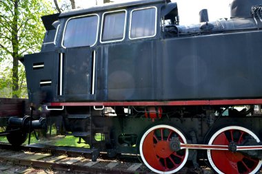 Yazın tren istasyonunda eski bir buhar lokomotifi antika buharlı tren lokomotifinin yakın görüntüsü yüksek kaliteli fotoğraf.