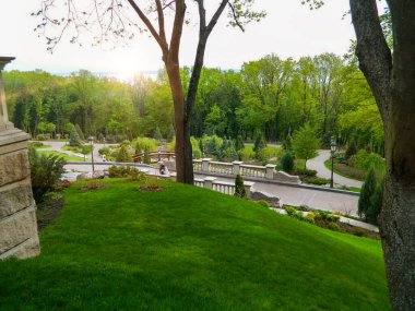 2014 Nisan - Mezhyhirya Ulusal Parkı, Novi Petrivtsi, Kyiv bölgesi, Ukrayna: Yolsuzluk Müzesi. Büyük doğal kompleks Mezhyhirya Konutu güzel bir bahçesi ve çağlayan gölleri var.