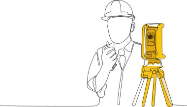 Tripod ikonu olan bir araştırmacı. Jeodezik üçayak. Kafasında miğfer olan Kafkas işçisinin depoda dururken iş için tablet kullanmasını kapatın. Tripod ikonu olan bir araştırmacı. Jeodezik üçayak. Vektör illüstrasyonu