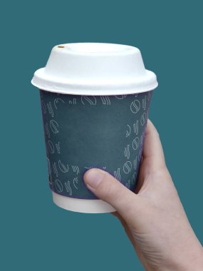 Pastel renkli renkli arka planda düz dizayn edilmiş renkli kağıt kahve fincanı. Paket içecek konteynırı. Günaydın uyanık kavramı. İçkinin şablonu. Üst görünüm kopyalama alanı