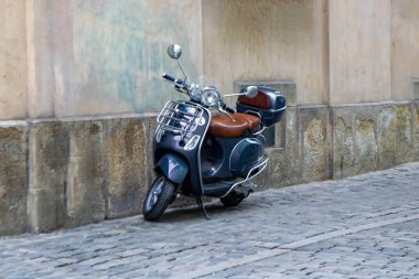 Siyah klasik motosiklet, taş duvarın yanında. Yüksek kalite fotoğraf